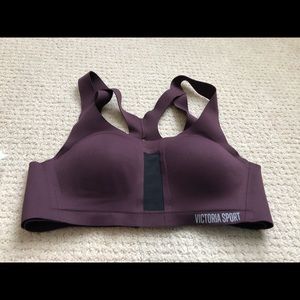 NWOT 34A Victoria Sport Bra